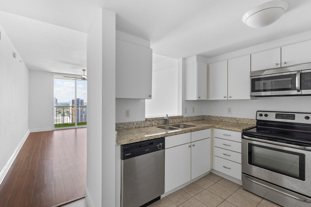 1250 S Miami Ave, Unit 1913 in Miami, FL - Building Photo