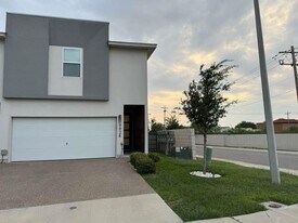 9926 Kaspar Dr in Laredo, TX - Building Photo