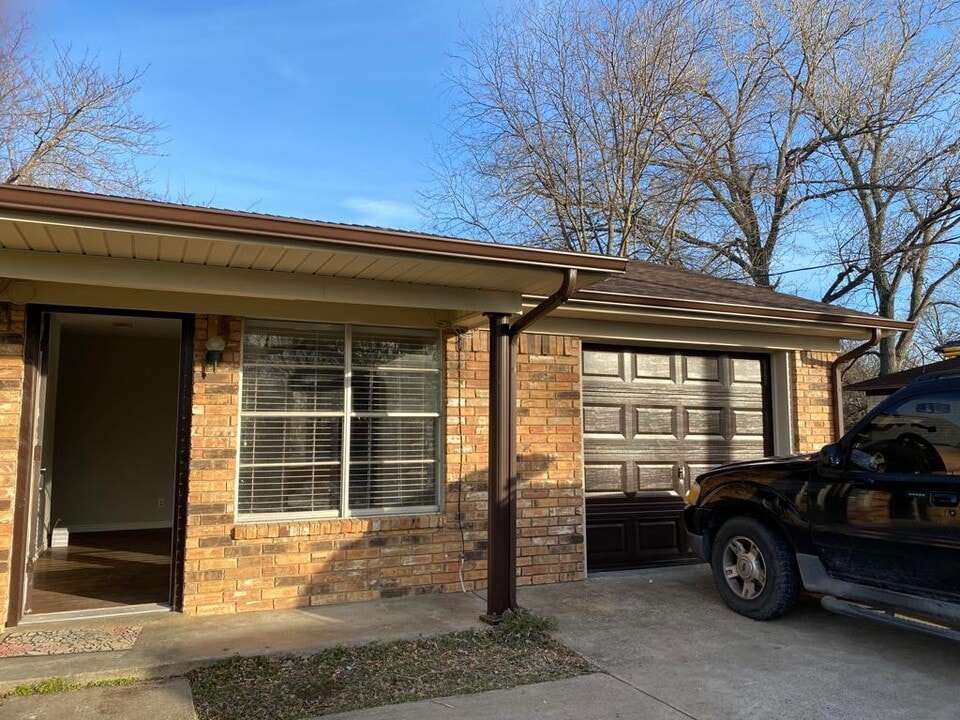 621 S Washington St in Pilot Point, TX - Building Photo