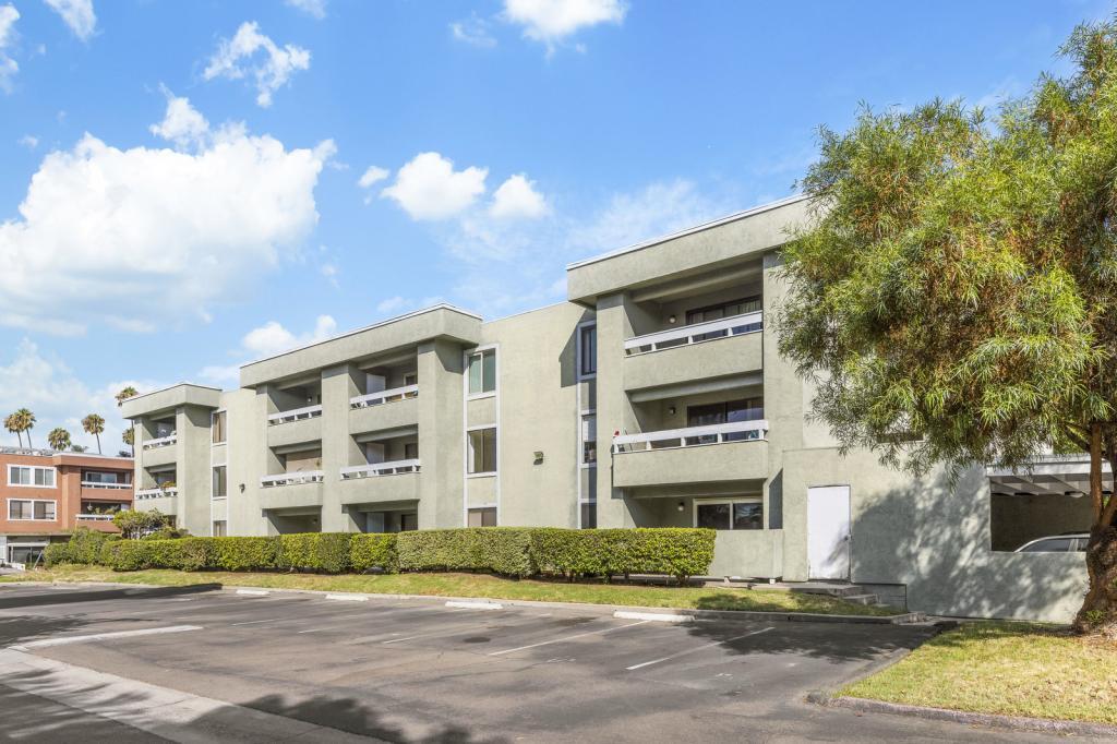 1040 E Washington Ave in Escondido, CA - Building Photo