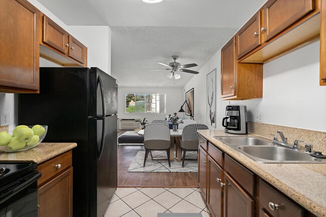 Colina Park North Apartments in San Diego, CA - Foto de edificio - Building Photo