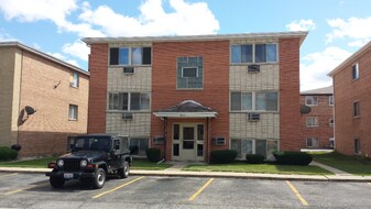 9229 Jill Ln in Schiller Park, IL - Building Photo