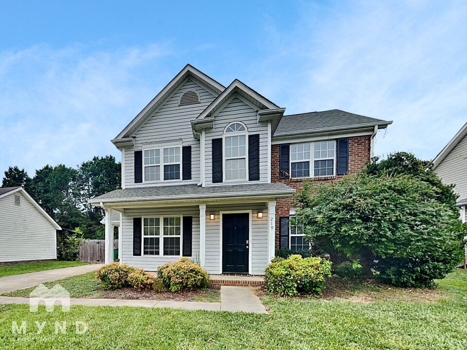 219 Chattaroy Dr in Charlotte, NC - Building Photo
