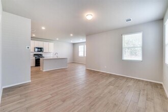 68 Bent Trl Ln in Andice, TX - Foto de edificio - Building Photo