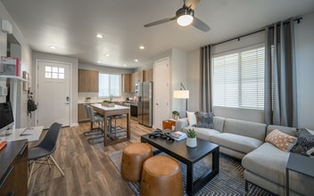 Village at Bronco Trail in Phoenix, AZ - Foto de edificio - Building Photo