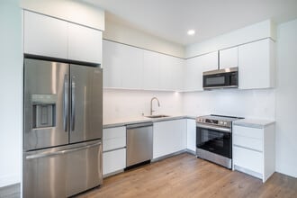 Bermuda Court in Mission Hills, CA - Building Photo - Building Photo