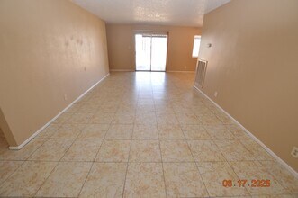 617 Vincent Way in Las Vegas, NV - Building Photo - Building Photo