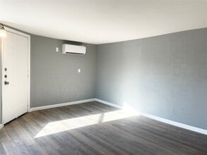 7515 Bayway Dr in Baytown, TX - Building Photo - Building Photo