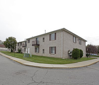 Saravilla Apartments in Clinton Township, MI - Foto de edificio - Building Photo