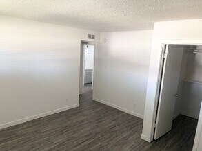 Oasis Apartments in Phoenix, AZ - Building Photo - Interior Photo