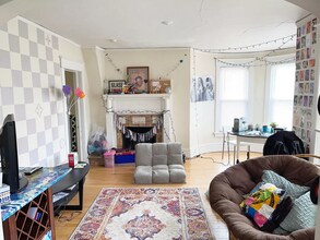 2105 E Kenwood Blvd in Milwaukee, WI - Building Photo - Building Photo