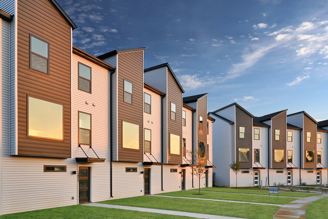 Lamp Rd Glenbrook, LLC in Bettendorf, IA - Building Photo