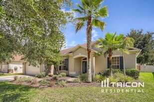 7646 Whispering Wind Dr in Land O Lakes, FL - Building Photo
