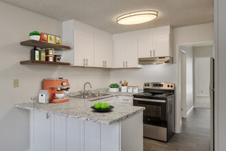 Dorchester STOP IN FOR MOVE IN BONUS! in San Diego, CA - Building Photo - Building Photo