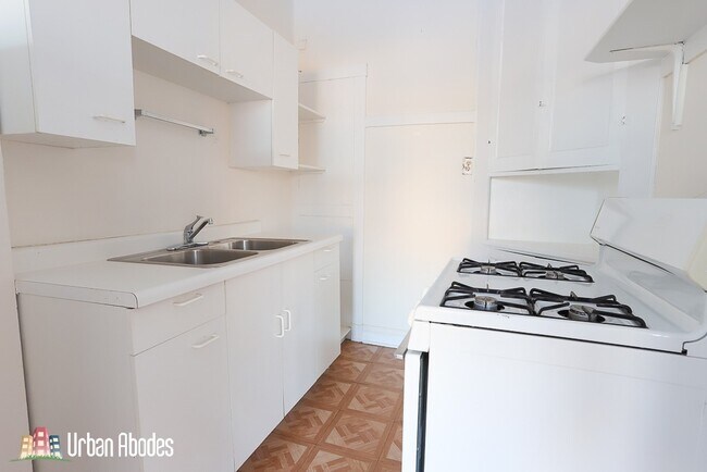 2234 W Wilson Ave, Unit J00W in Chicago, IL - Building Photo - Building Photo