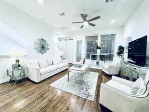 2717 Clinton Dr in Houston, TX - Foto de edificio - Building Photo