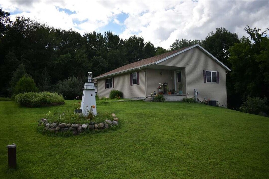 9630 Town Hall Rd in Amherst Junction, WI - Building Photo