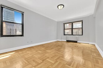 140 E 56th St in New York, NY - Foto de edificio - Building Photo
