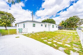 8330 NW 35th Pl in Miami, FL - Building Photo - Building Photo