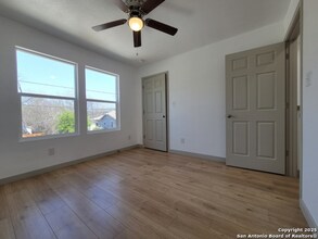 120 Henry St in San Antonio, TX - Building Photo - Building Photo