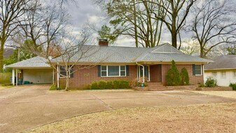 5209 Walnut Grove Rd in Memphis, TN - Building Photo