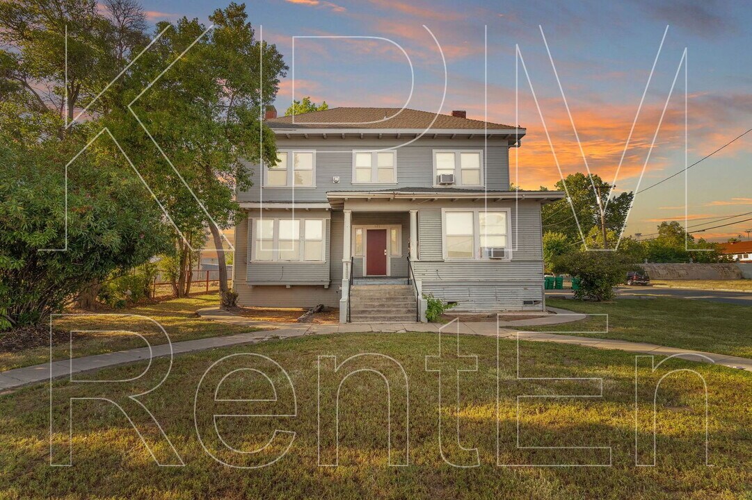121 E Lockeford St in Lodi, CA - Foto de edificio