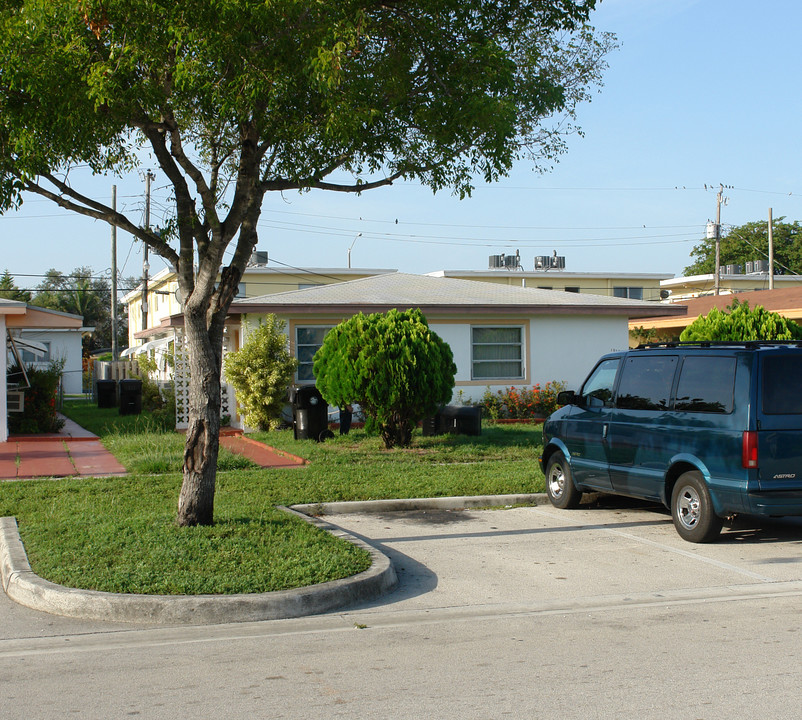 1970 NE 168th St in Miami, FL - Foto de edificio