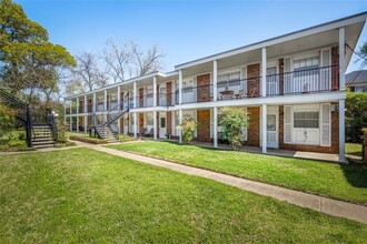 401 E Main St in Brenham, TX - Foto de edificio - Building Photo