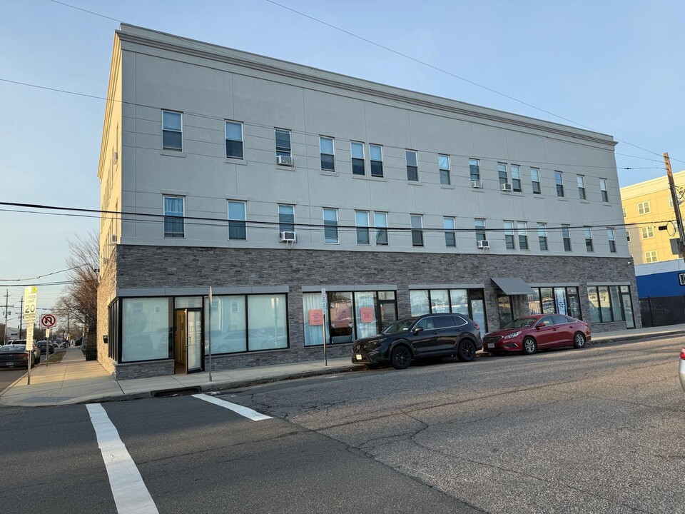 1008 Central Ave in Woodmere, NY - Building Photo