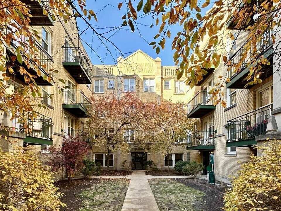 914 W Dakin St, Unit 914-207 in Chicago, IL - Building Photo