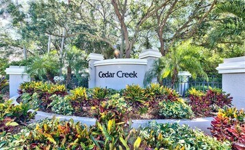 8850 Creek Run Dr in Bonita Springs, FL - Foto de edificio - Building Photo