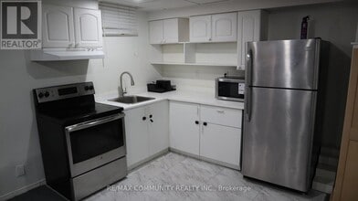 1556 Dellbrook Ave in Pickering, ON - Building Photo - Building Photo