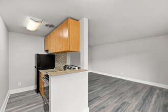 Westcrest Apartments: Leasing Specials! in Seattle, WA - Building Photo - Building Photo