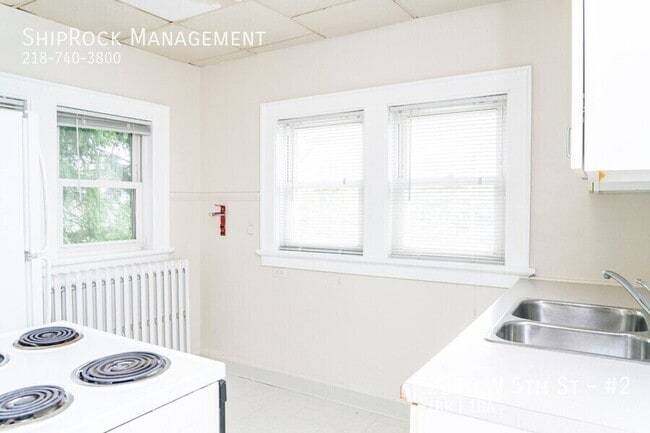 2210 W 5th St in Duluth, MN - Building Photo - Building Photo