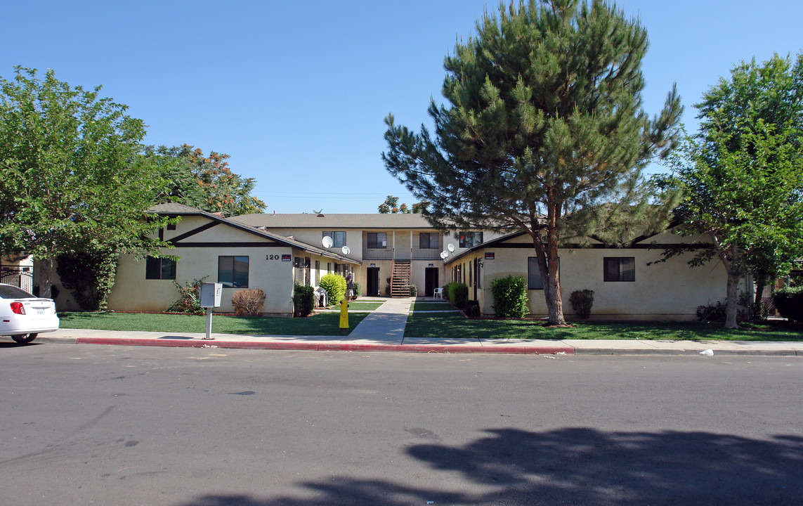 120 Perou St in Perris, CA - Foto de edificio