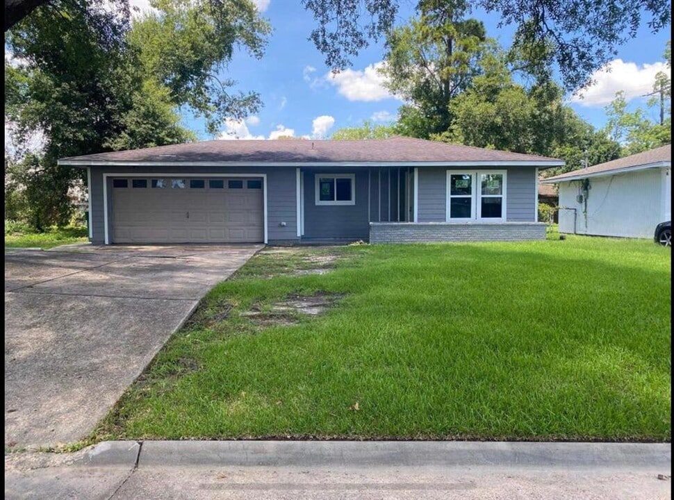 46 Bruce Ln in Orange, TX - Building Photo
