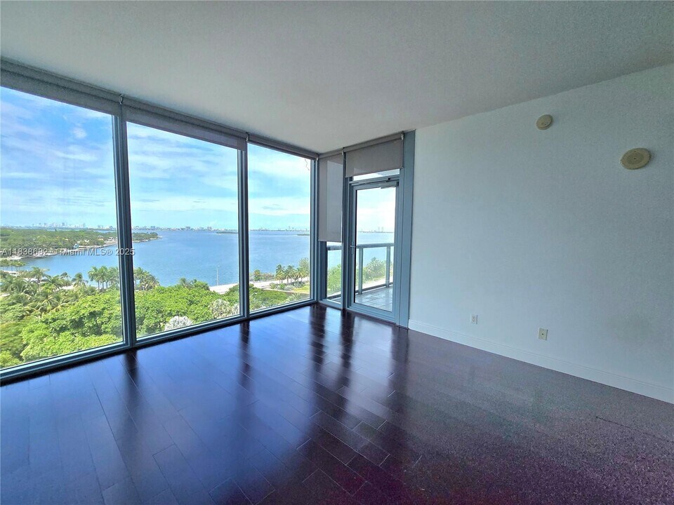 601 NE 36th St in Miami, FL - Building Photo