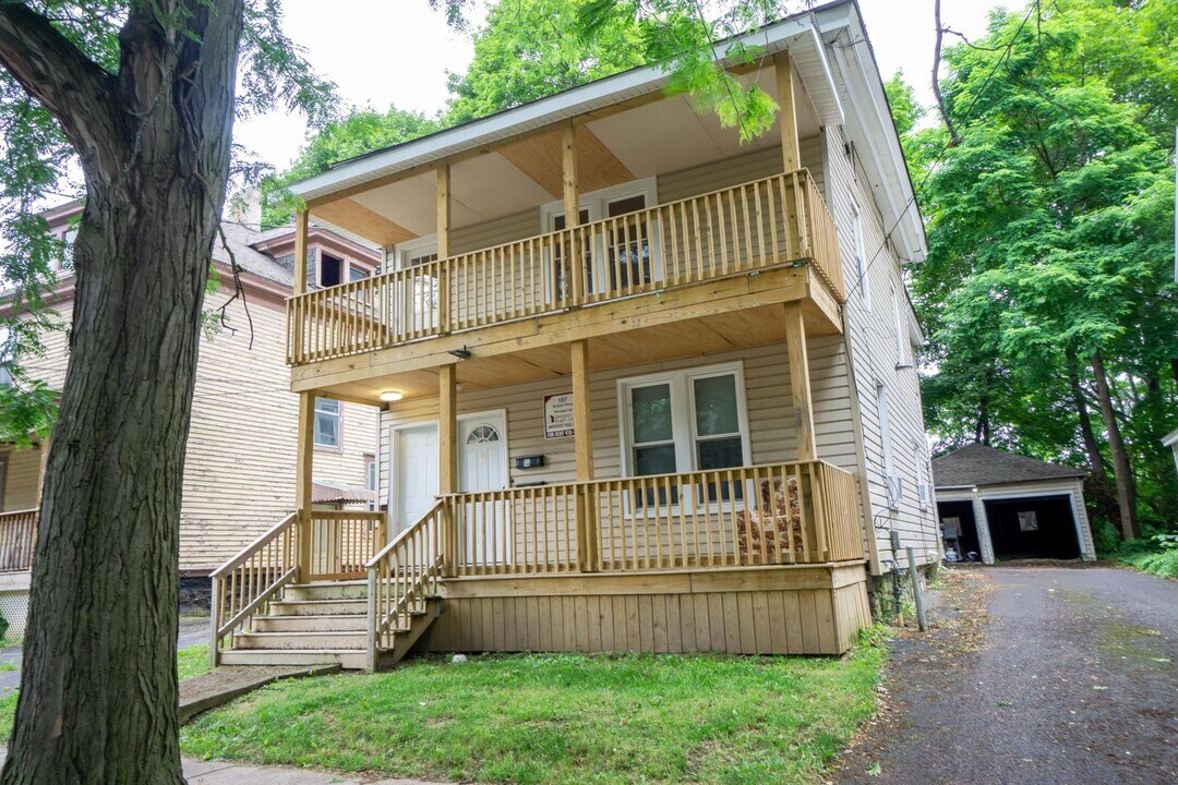107 Bristol Pl in Syracuse, NY - Building Photo