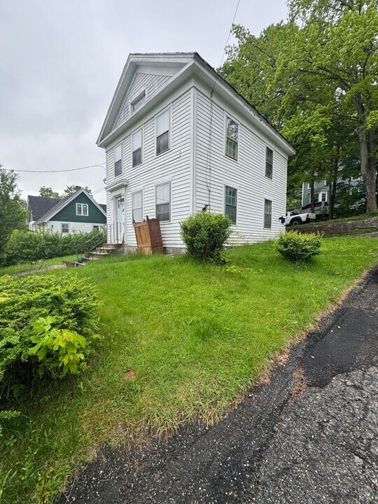 111 Rockwell St in Winchester, CT - Building Photo