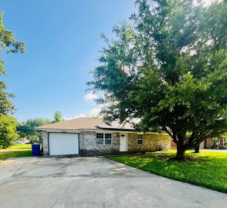 2912 Tammy Cir in West Orange, TX - Building Photo