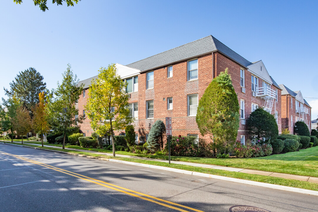 120 Morris Ave in Rockville Centre, NY - Building Photo