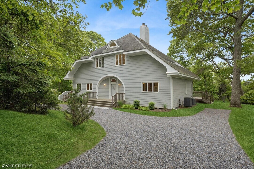 8340 Main Bayview Rd in Southold, NY - Building Photo