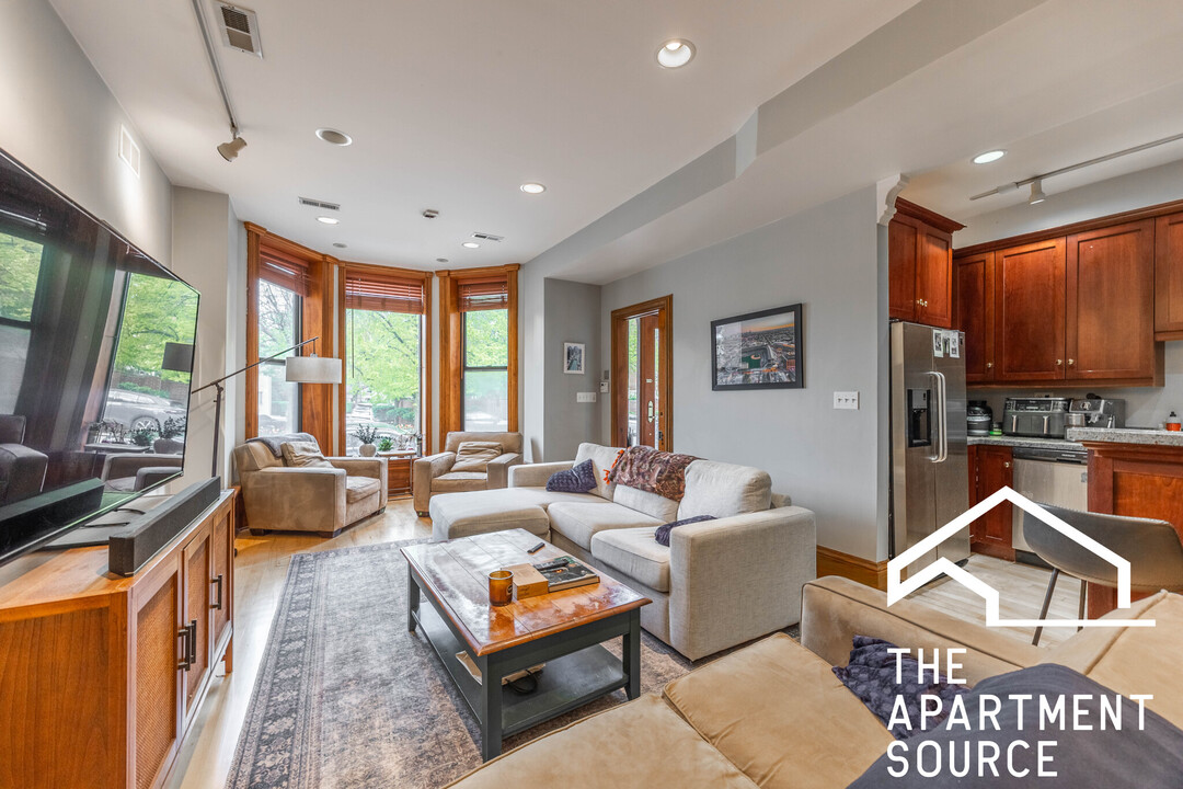 2052 N Cleveland Ave, Unit 1 in Chicago, IL - Building Photo