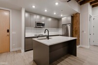 729 N Sangamon St, Unit 403 in Chicago, IL - Building Photo - Building Photo