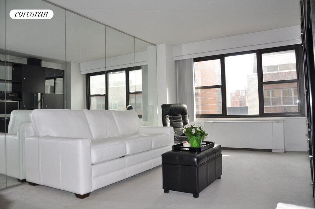 220 E 57th St in New York, NY - Building Photo