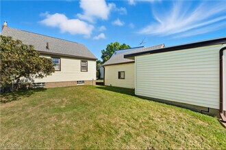 132 33rd St SE in Canton, OH - Foto de edificio - Building Photo