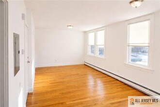 110 Willow Ave in Garwood, NJ - Foto de edificio - Building Photo