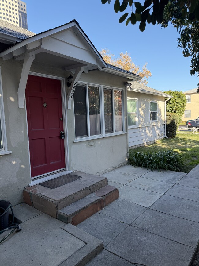 143 N Maple St, Unit 143.5 in Burbank, CA - Building Photo - Building Photo