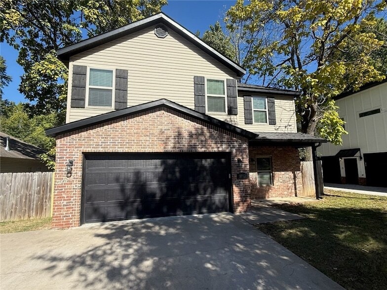 1332 W Mt Comfort Rd in Fayetteville, AR - Building Photo