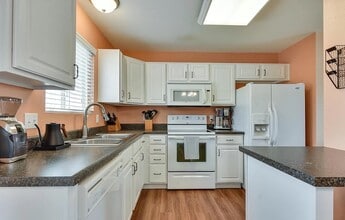 7960 N 145th St in Bennington, NE - Foto de edificio - Building Photo